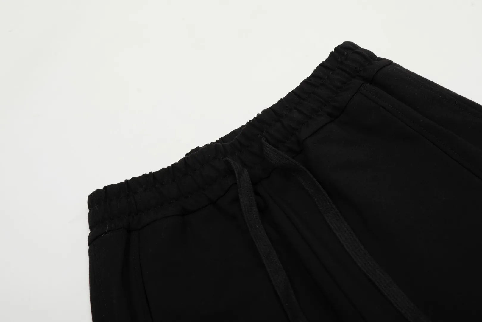 🅿️250 "Top quality" Style number: T7002# [Ralph Lauren solid color pony embroidered logo simple casual wide-leg trousers] ✅Ralph Lauren classic basic versatile unisex wide-leg spliced couple straight trousers ✅Brocade and cotton Roman cloth splicing technology ✅The version is restored to the original single The maximum size can be worn up to 170 pounds Loose, comfortable and stress-free ✅The upper body is simple and easy to match ootd must-have Good-looking clothes are never chosen by anyone. A must-have in couples’ wardrobes. Size: S-XL. Color: floral gray, black, yellow, and fruit green.